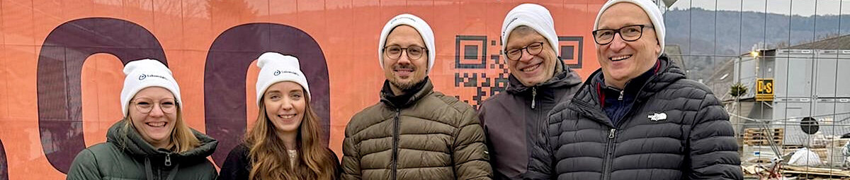 Team von 5 Architekten von ap88 vor orange-farbenem Banner