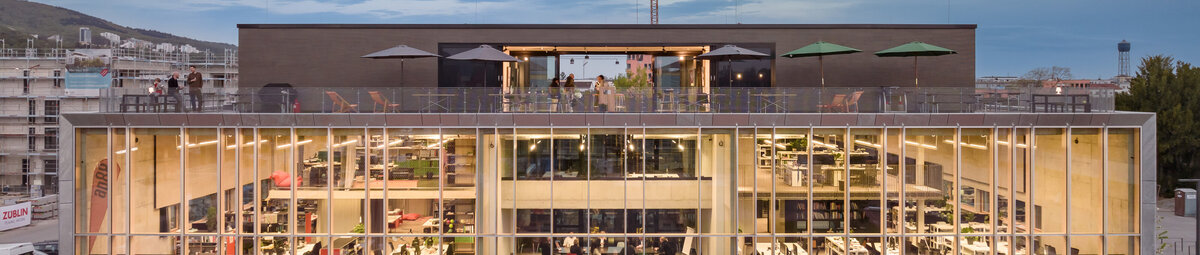 Bürogebäude SVAP House am Abend